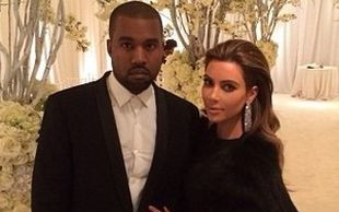 Tak bawi się mama North West (FOTO)