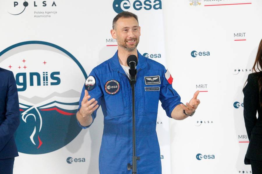 Sławosz Uznański-Wiśniewski wrócił do Polski! Tak został przywitany przez żonę i rodaków…(FOTO)