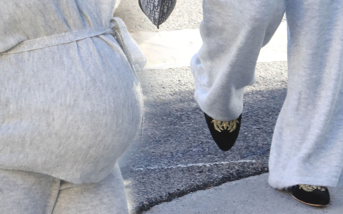 Ciężarna gwiazda sfotografowana podczas wizyty w klinice (ZDJĘCIA)