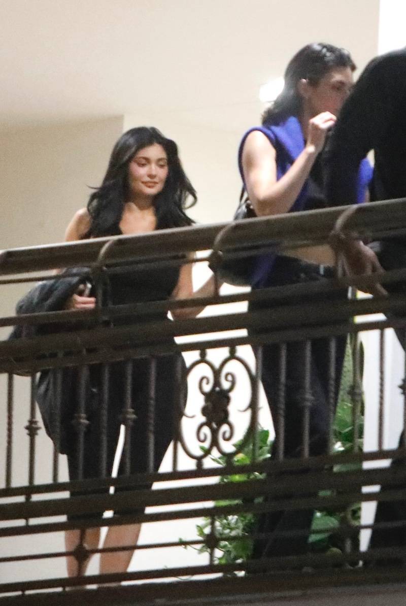 Kylie i Kendall Jenner wybrały się na ploteczki z Hailey Bieber. W pewnym momencie zauważyły TO… (PAPARAZZI)