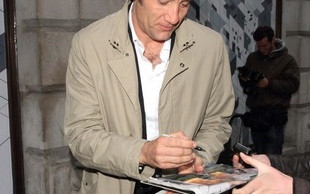 Clive Owen w prochowcu – kobiety się rozpływają (FOTO)