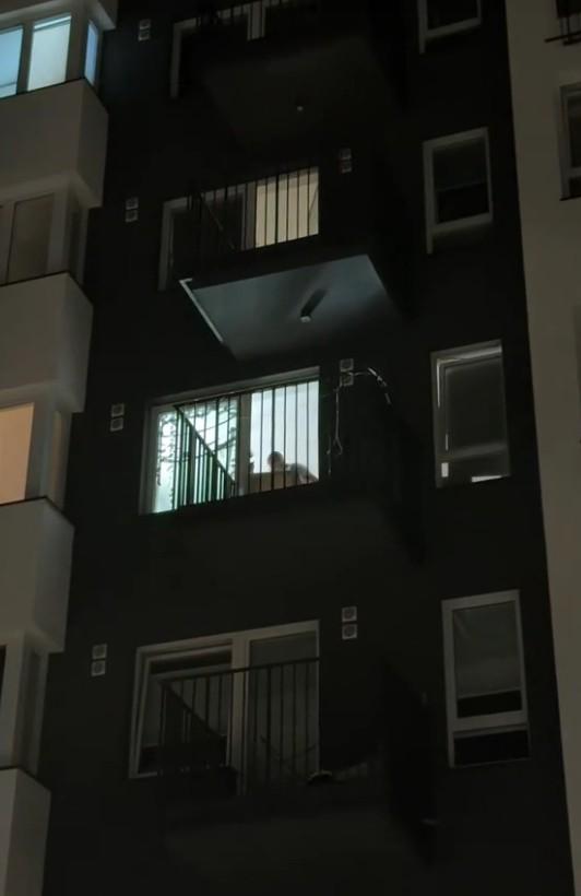 Tłumy pod blokiem Łatwoganga, fot. TikTok.com