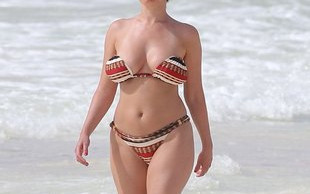 Kelly Brook pokazuje ciało (FOTO)