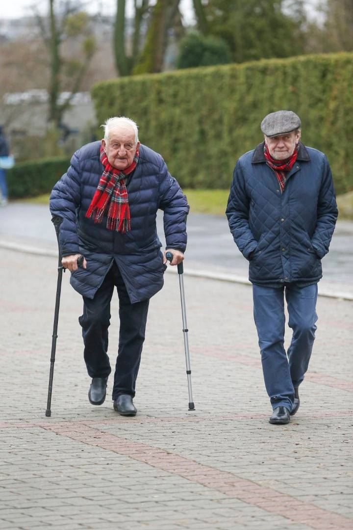 Gwiazdy żegnają Stanisława Tyma: Szymon Majewski, Cezary Żak, Wiktor Zborowski, Janusz Gajos z żoną (ZDJĘCIA)