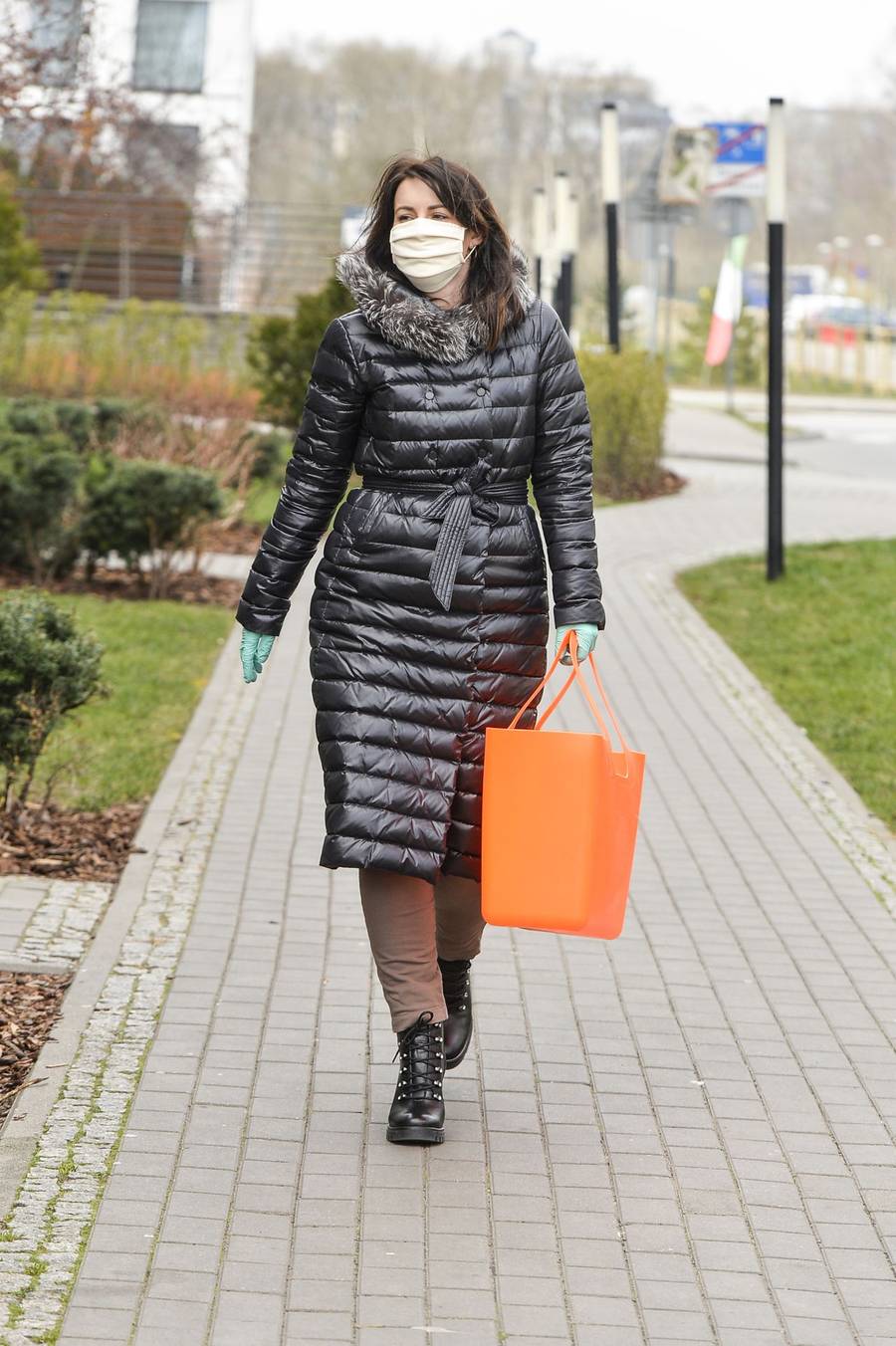 Eliza Gwiazda w maseczce idzie na zakupy