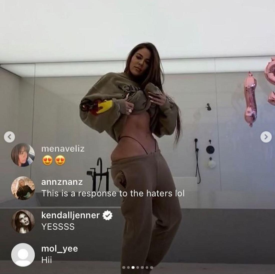 Khloe Kardashian z dumą chwali się brzuchem. 