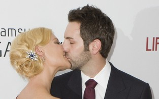 Katherine Heigl całuje się na czerwonym dywanie (FOTO)