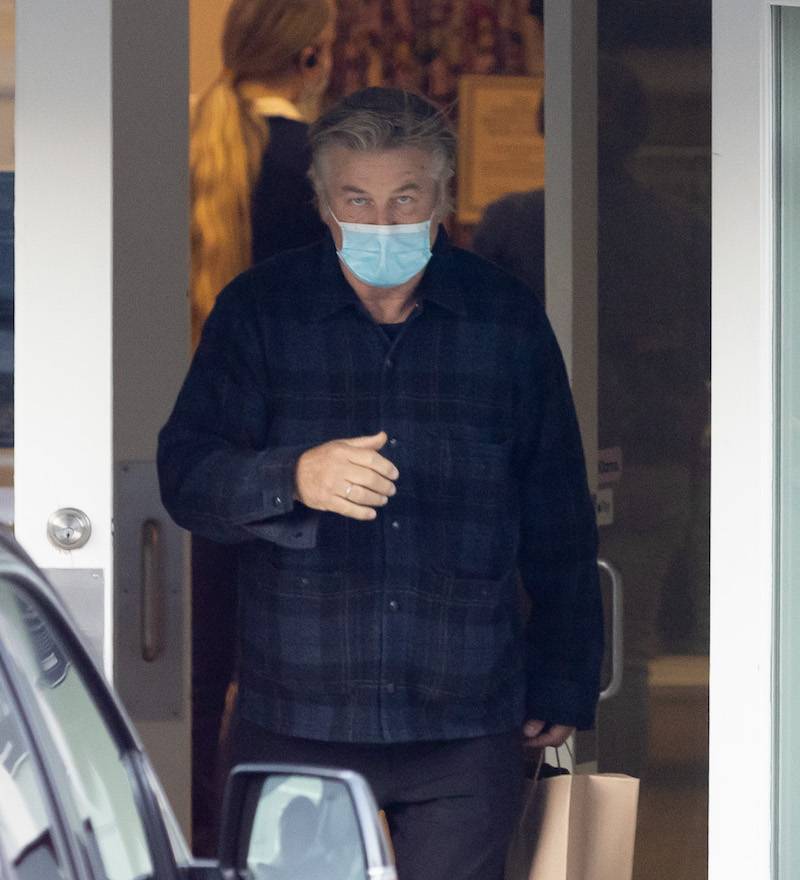 Alec Baldwin ukrywa twarz przed paparazzi (ZDJĘCIA)