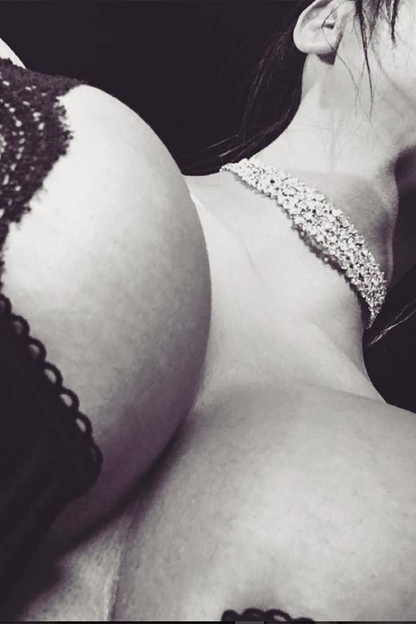 Kim Kardashian uwielbia rozbierać się przed aparatem