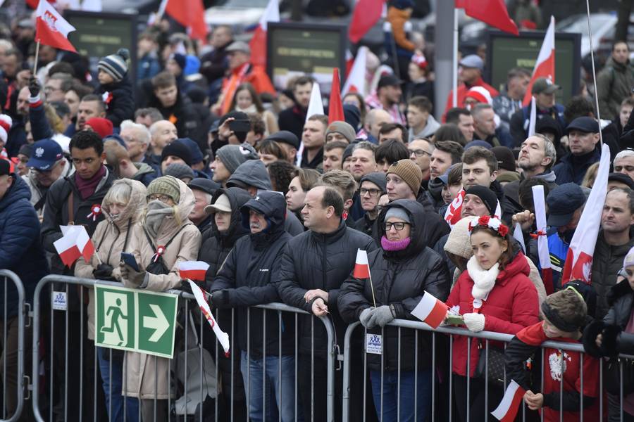 Polacy wyszli na ulice. Tak Warszawa celebruje Święto Niepodległości! Zdjęcia