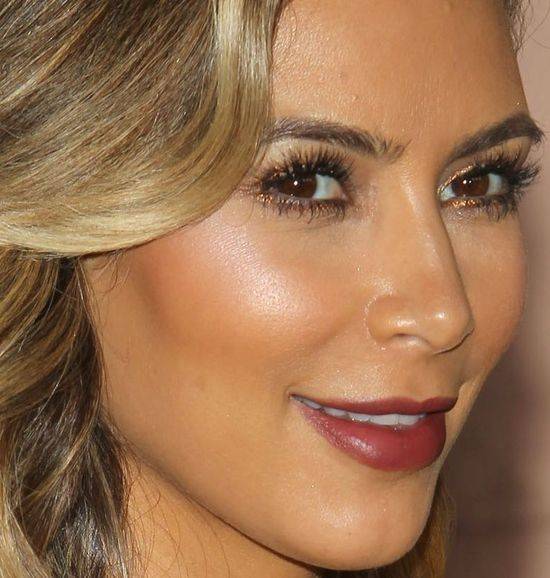 Twarz Kim Kardashian z BARDZO BLISKA
