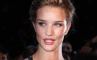 Najseksowniejsza reklama płaszcza? (FOTO)