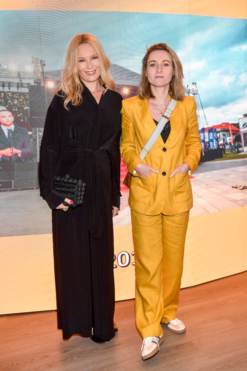 Festiwal Gwiazd w Międzyzdrojach. Paweł Domagała z żoną, Sambor Czarnota z synem na plaży