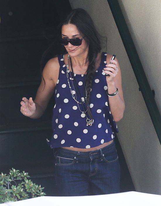 Młodzieńcza stylizacja Demi Moore