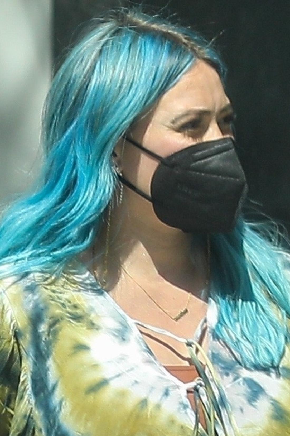 Hilary Duff w niebieskich włosach.