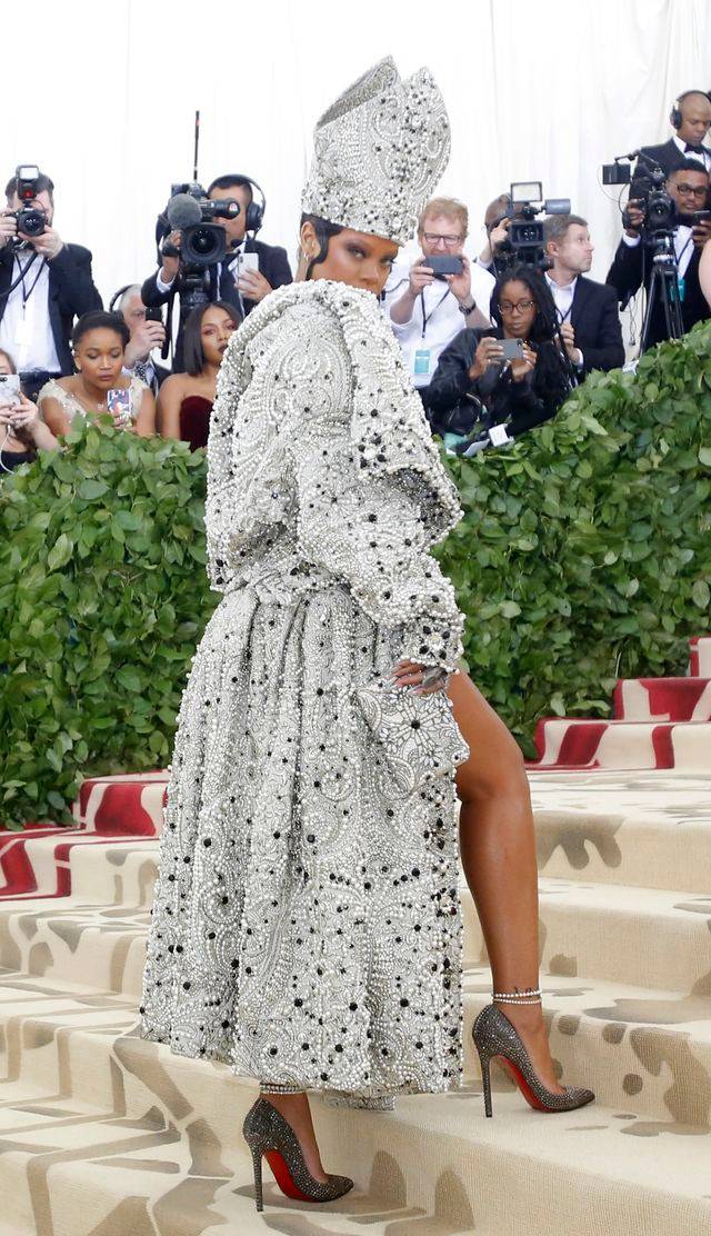 Biuściasta “papieżyca” – Rihanna ZGASIŁA wszystkie inne gwiazdy na Met Gali