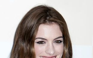 Anne Hathaway płacze w swojej pierwszej reklamie (VIDEO)