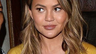 Kto jej doradził TĘ SUKIENKĘ? Wpadka ciężarnej modelki (ZDJĘCIA)