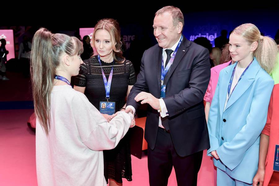Eurowizja Junior 2019 w Gliwicach – mamy czym się pochwalić! Jacek Kurski z żoną wpierają uczestników za kulisami (ZDJĘCIA)