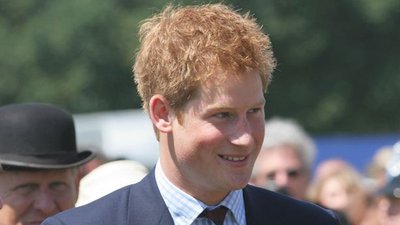 Książę Harry i jego różowe paznokcie