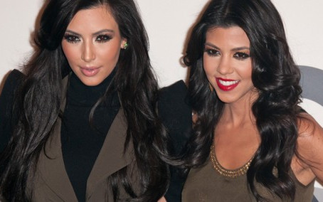 Kim i Kourtney Kardashian w czekoladowych brązach (FOTO)
