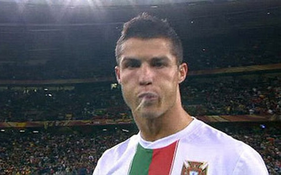 Cristiano Ronaldo pluje w kamerzystę [VIDEO]