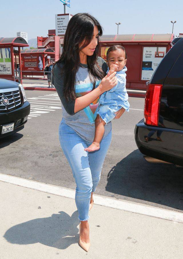 Kim Kardashian z North West na lotnisku