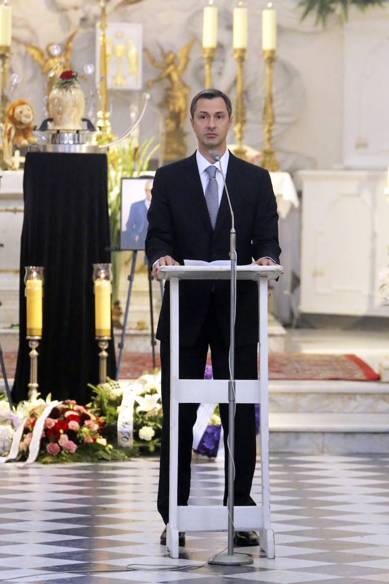 Pogrzeb Zbigniewa Lwa-Starowicza. Syn z rodziną w pierwszym rzędzie