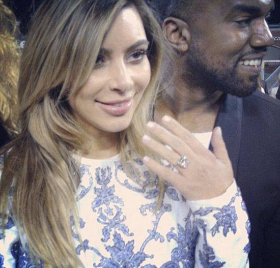 Kim Kardashian pokazała zdjęcie z mężem i dziećmi. Spójrzcie tylko na jej PALEC