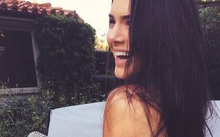 Kendall Jenner pozuje w bieliźnie (FOTO)