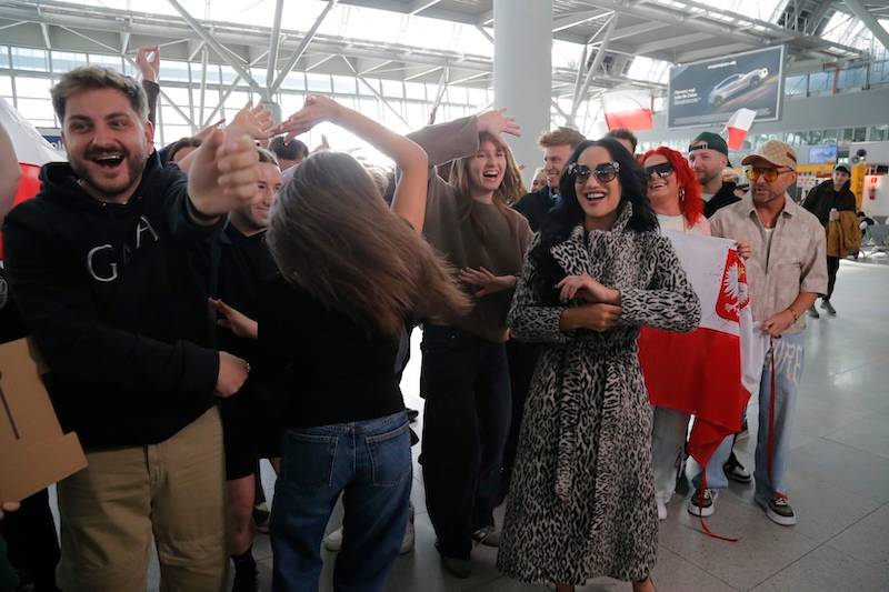 Powrót Królowej! Steczkowska wyrusza na Eurowizję po 30 latach. Na lotnisku w szpilkach…