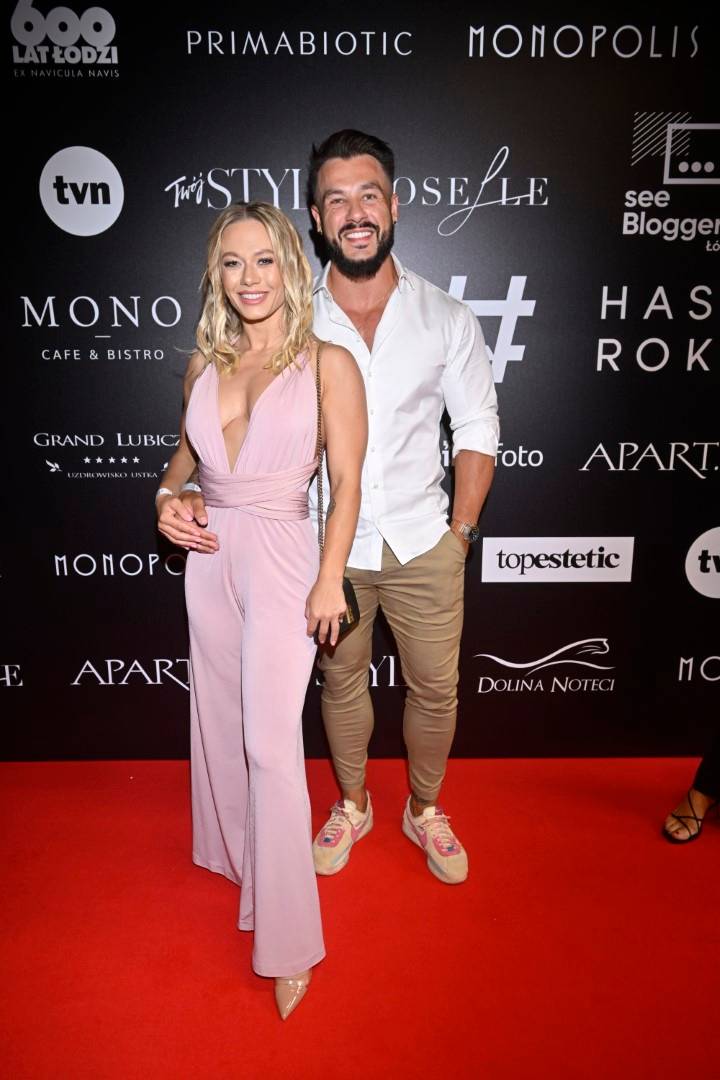 Plejada gwiazd na gali #Hasztagi Roku 2023: Agnieszka Kaczorowska w za długich spodniach, Agnieszka Hyży eksponuje zgrabny brzuszek