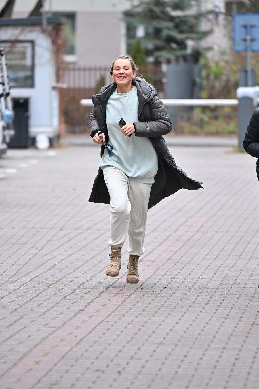 Tłumy gwiazd w DDTVN. Edyta Pazura w wypasionym porsche, Steczkowska z synem…