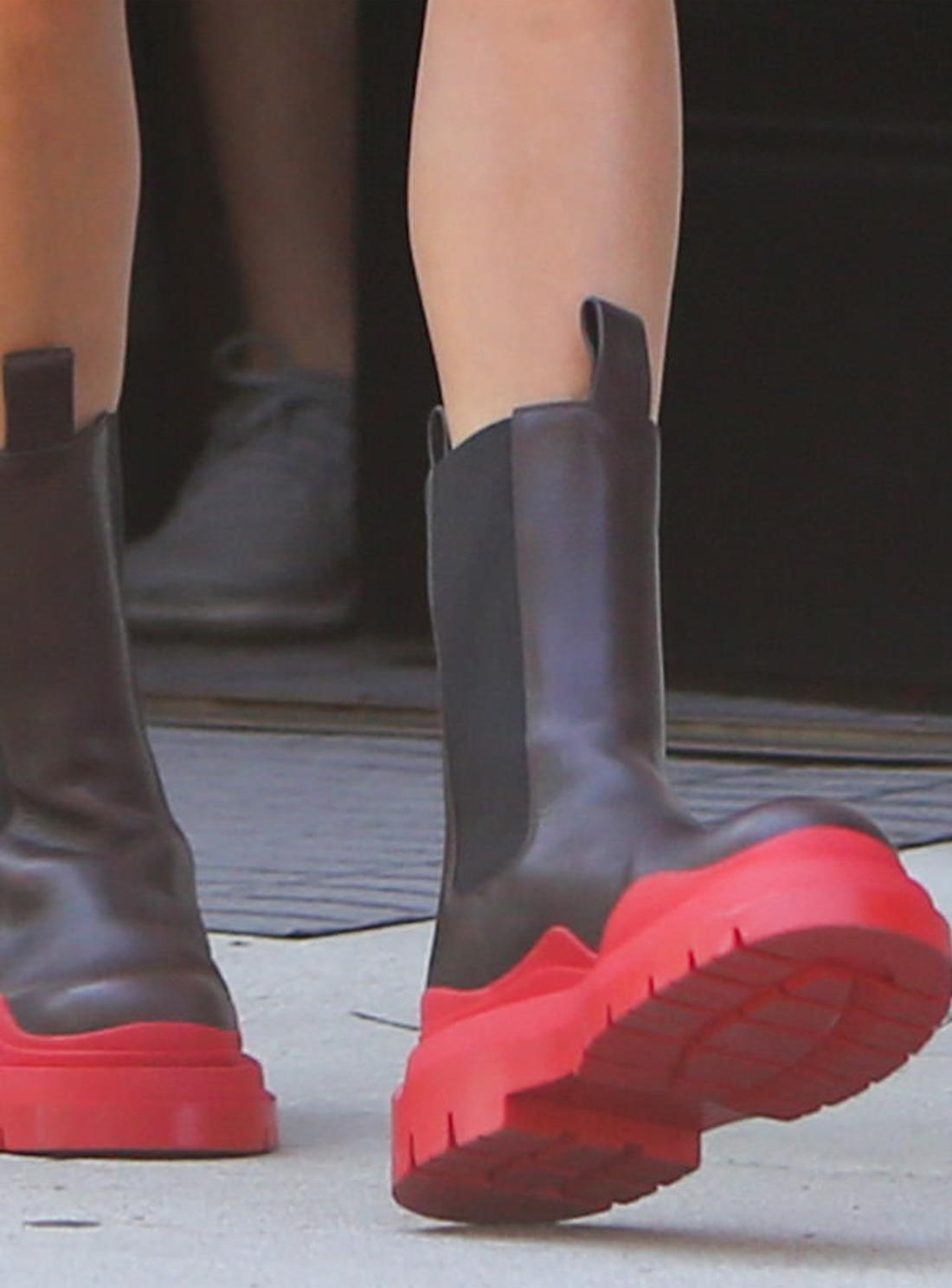 Hailey Bieber w glanach. 