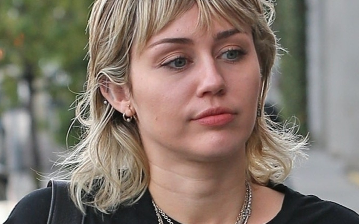 OMG! Miley Cyrus w TEJ FRYZURZE wygląda jak pani po pięćdziesiątce! (ZDJĘCIA)