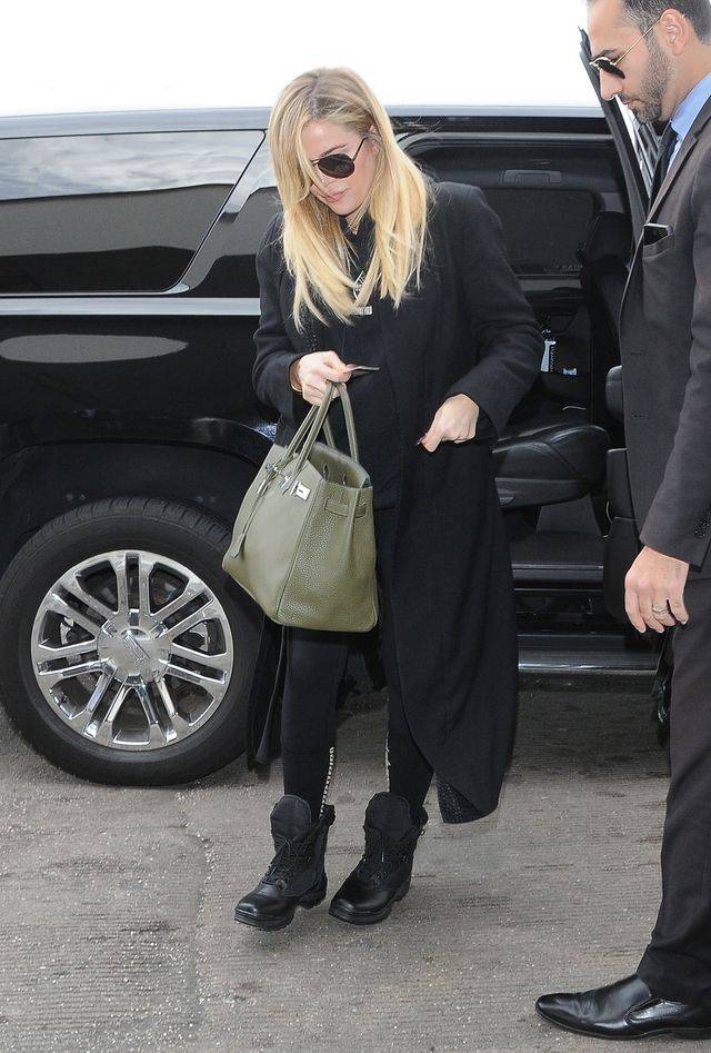 Khloe Kardashian ukrywa ciążowy brzuszek pod płaszczem. Kwitnie?