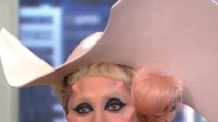Lady Gaga przebrała się za kondom (FOTO)