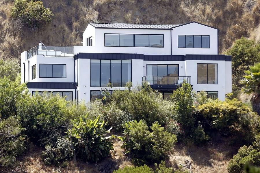 Paparazzi przed domem Demi Lovato. Gwiazda przedawkowała