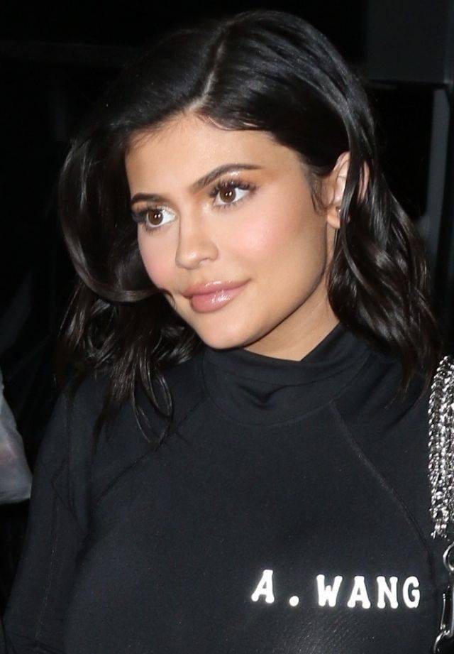 Seksowna czy TANDETNA? Kylie Jenner w OBCISŁYM stroju (ZDJĘCIA)