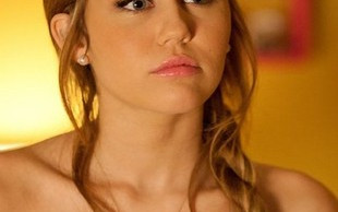 Miley Cyrus prezentuje idealnie wyrzeźbiony brzuszek (FOTO)