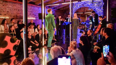 Kolejny polski artysta na światowych salonach. Pokazał się u boku Rihanny i Brigitte Macron