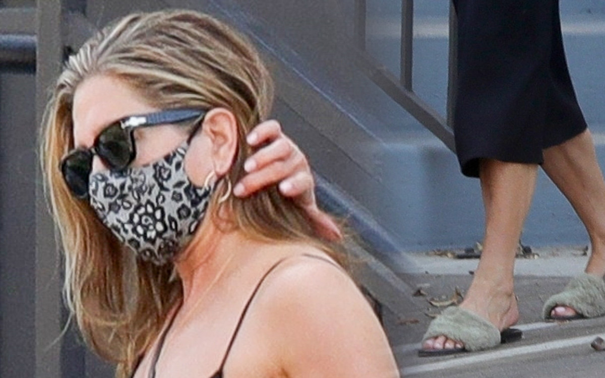 Jennifer Aniston wychodzi od fryzjera. Ta sukienka podkreśliła jej genialną figurę (ZDJĘCIA)