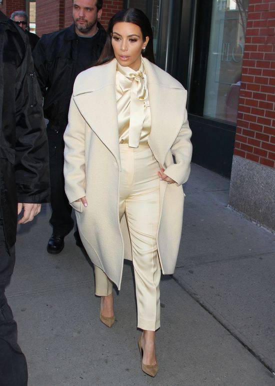 Kim Kardashian pokochała oversize’owe płaszcze
