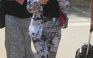 Lady GaGa w kostiumie z nagłówkami tabloidów (FOTO)