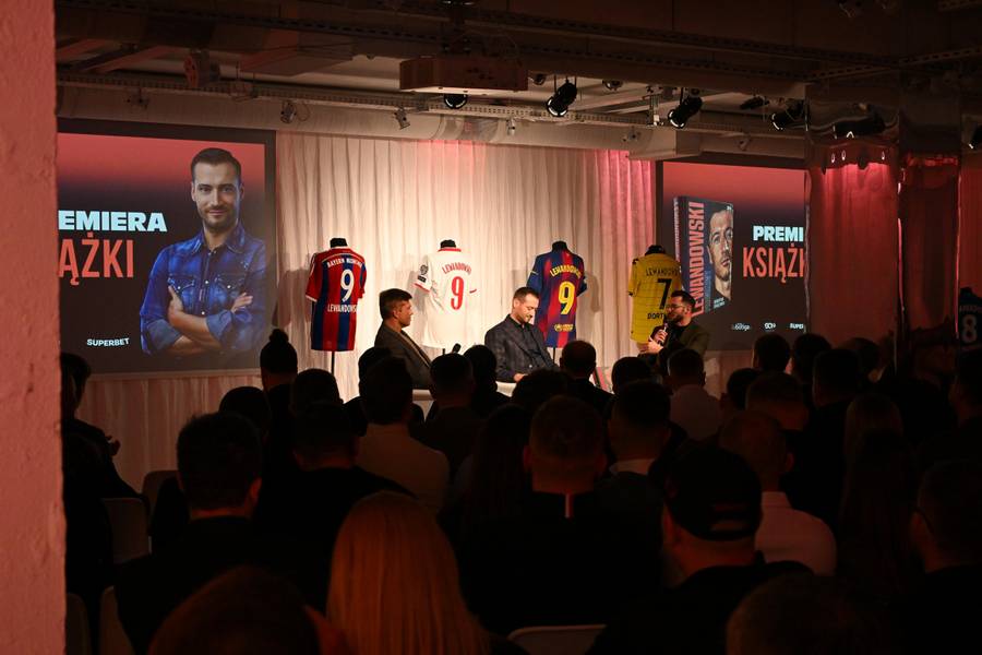 Gwiazdy na premierze książki “Lewandowski prawdziwy”! Radosław Majdan, Rzeźniczak z żoną…(FOTO)