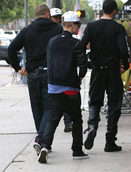 Justin Bieber nosi za luźne spodnie