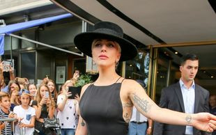 Lady Gaga dwukrotnie postawiła na grobową czerń (FOTO)