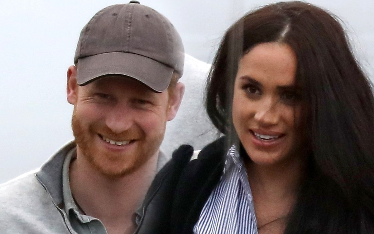 Meghan Markle już ma w NOSIE dress code! Pokazuje DEKOLT, włosy zostawia na LUZIE (ZDJĘCIA)