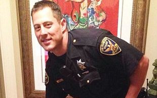 Po przystojnym więźniu przyszedł czas na gorącego policjanta