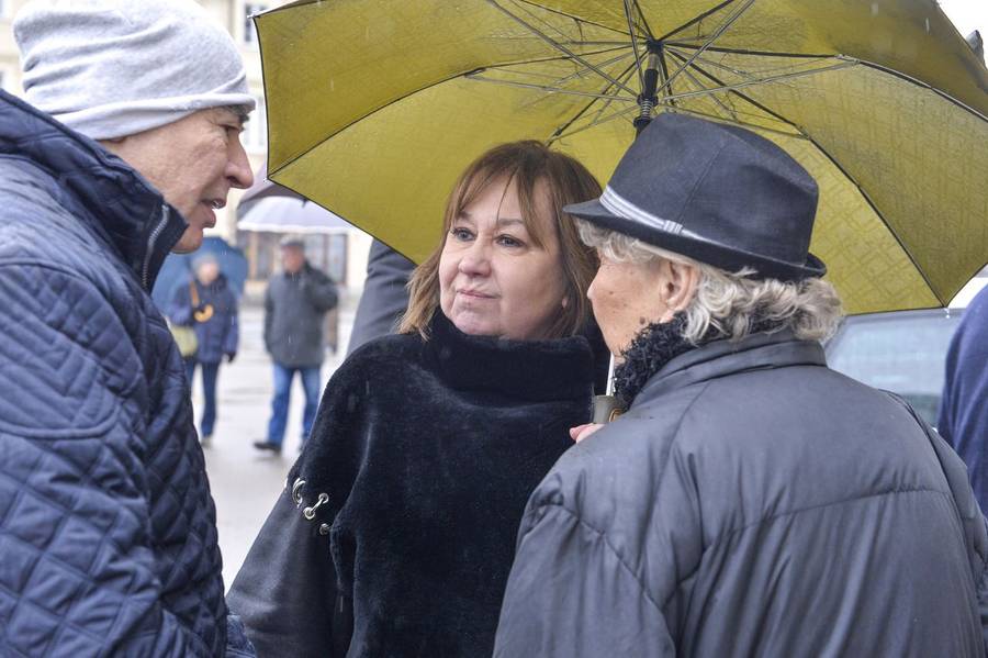 Pogrzeb Jerzego Gruzy – reżysera “Czterdziestolatka”. Banasiuk z ojcem, Olejnik z partnerem, Olbrychski z żoną